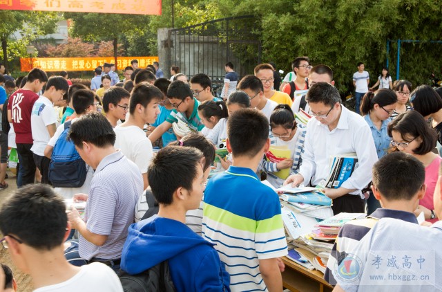 “把知識(shí)帶走，把愛心留下”高三學(xué)子捐書學(xué)弟學(xué)妹